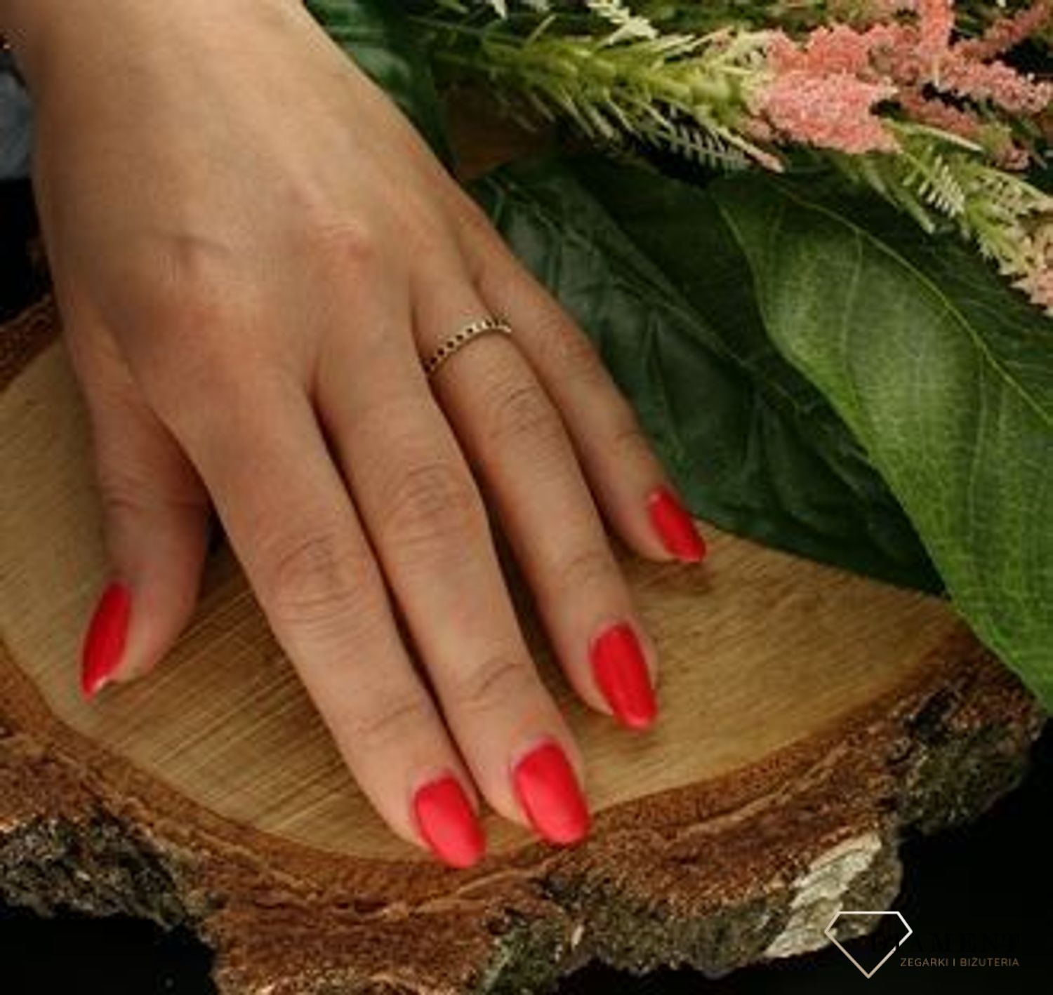 Złoty pierścionek 333 obrączka z czarnymi cyrkoniami PI 6041A 333 Złoty pierścionek 333 obrączka, czarne cyrkonie. Wyjątkowy pierścionek wykonany z żółtego złota, ozdobiony cyrkoniami. Piękny wzór utworzony poprzez połączenie obrączki i (1).jpg